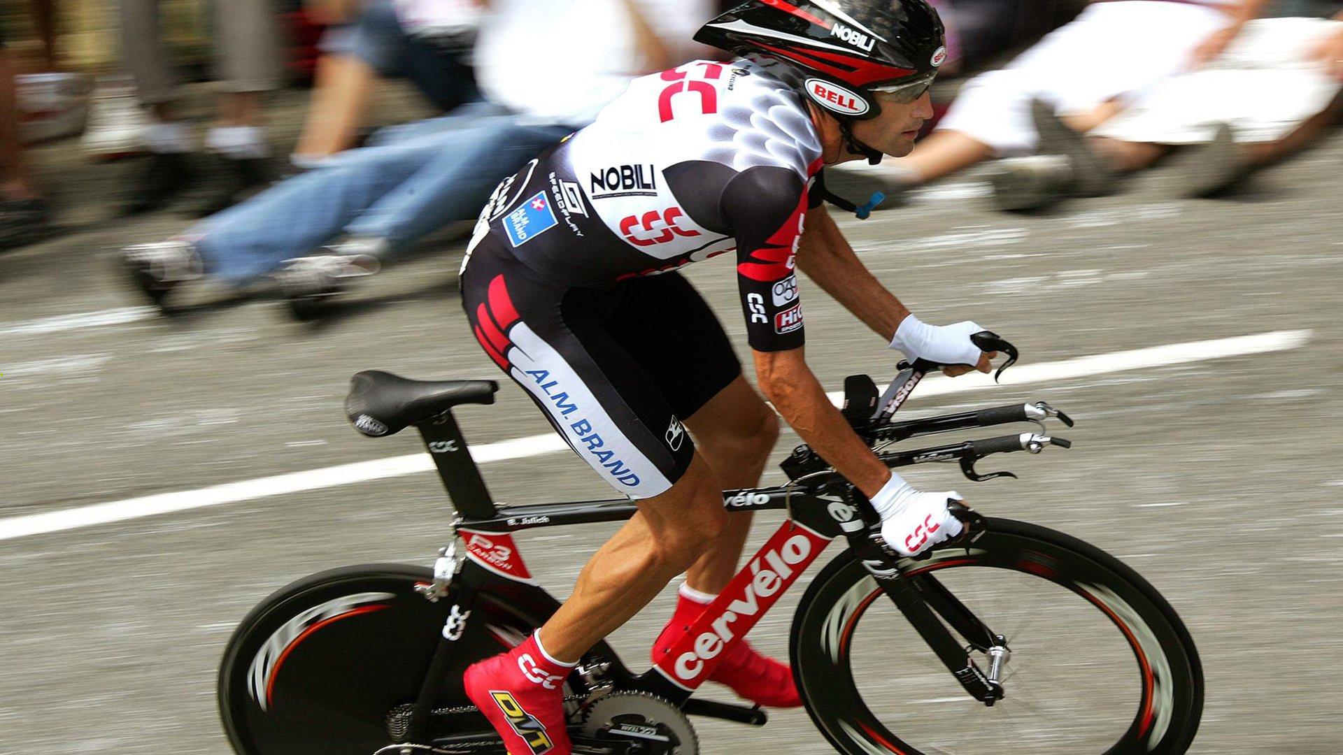 F1大奖赛西班牙站,维斯塔潘强势夺冠,汉密尔顿战术失误憾失领奖台